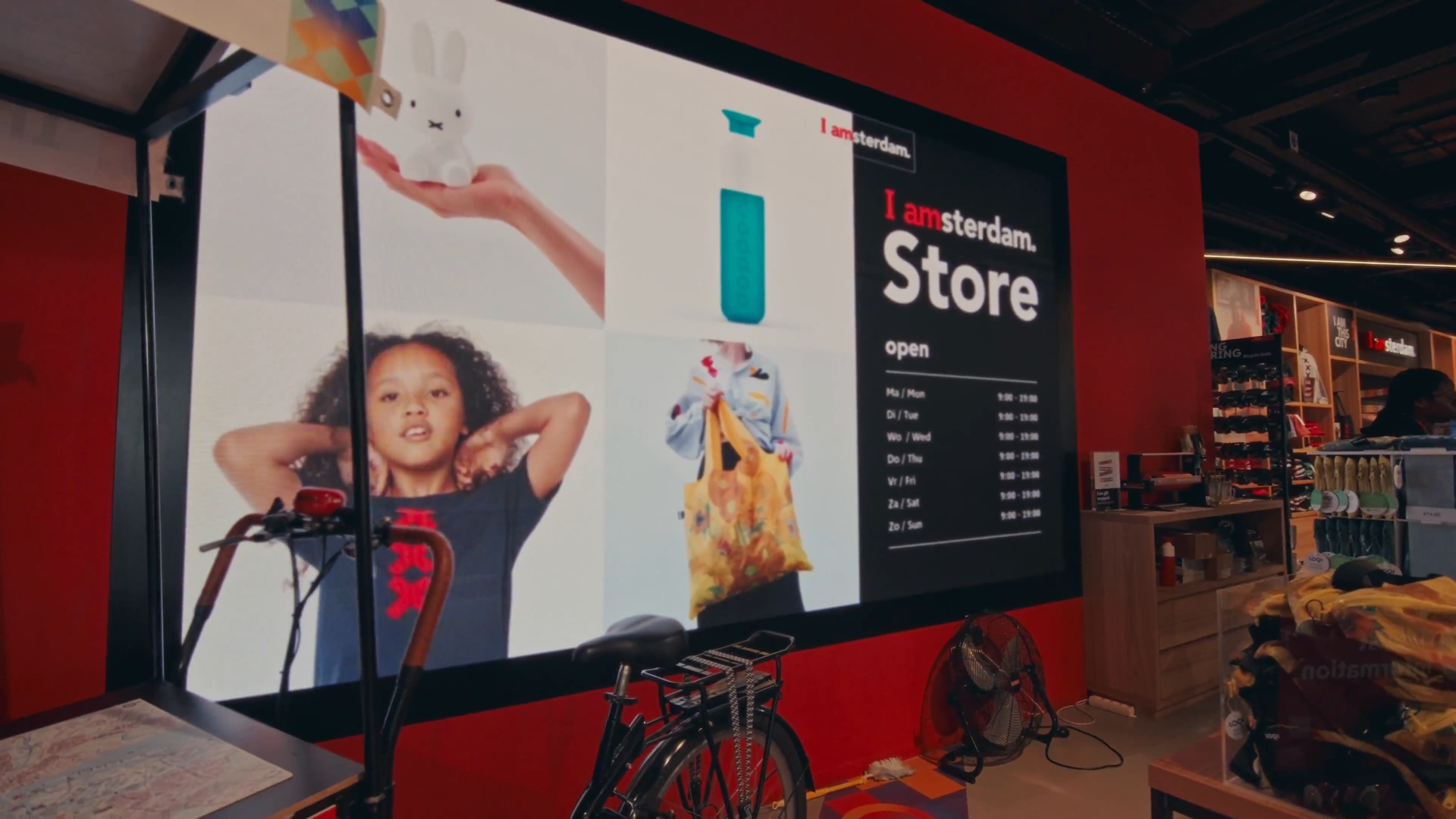I amsterdam Store op Amsterdam Centraal – LED-scherm met winkelinformatie en openingstijden