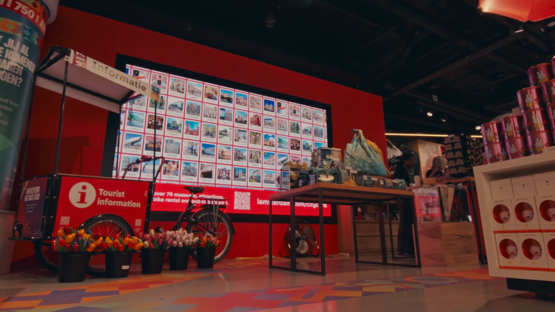 I amsterdam Store – LED-scherm met fotowand boven de tourist information